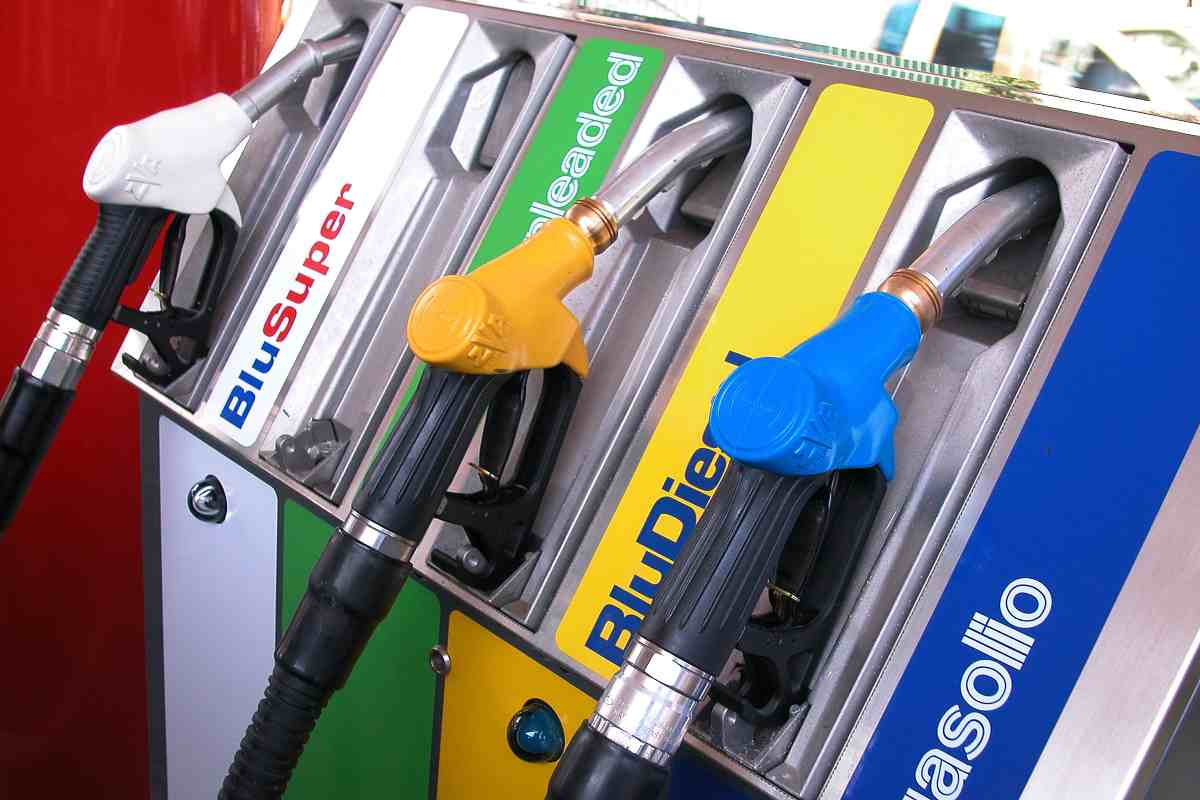 Regno Unito posticipa divieto vendita auto benzina e diesel